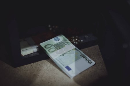Foto de Caja fuerte de acero robado con billetes en euros y joyas. - Imagen libre de derechos