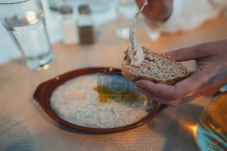 Foto de Taramasalata griega tradicional. Hecho de caviar de bacalao ahumado, jugo de limón, aceite de oliva y ajo - Imagen libre de derechos