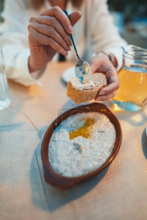 Foto de Taramasalata griega tradicional. Hecho de caviar de bacalao ahumado, jugo de limón, aceite de oliva y ajo - Imagen libre de derechos