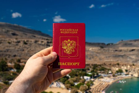 Téléchargez les photos : Homme titulaire d'un passeport russe dans le contexte d'un pays tropical. - en image libre de droit