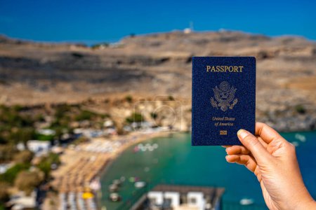 Femme détenant un passeport américain dans le contexte d'un pays tropical.