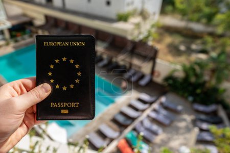 Mann mit EU-Pass vor Luxushotel.