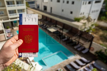 Téléchargez les photos : Homme titulaire d'un passeport russe et billet d'avion. - en image libre de droit