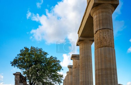 Reihe griechischer hellenistischer Stoa-Säulen.