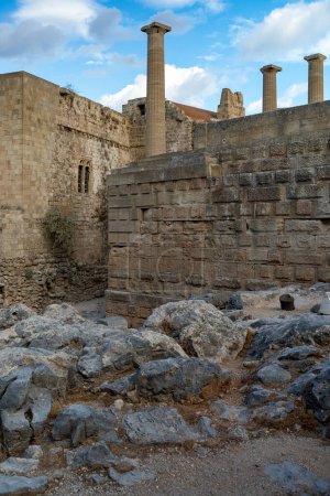 Foto de Las poderosas murallas de la Acrópolis de Lindos en Grecia. - Imagen libre de derechos