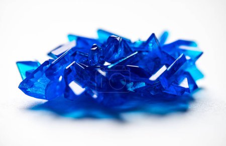 Foto de Cristales azules de sulfato de cobre cultivado. - Imagen libre de derechos