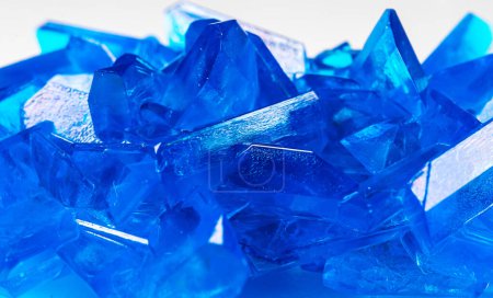 Foto de Cristales azules de sulfato de cobre cultivado. - Imagen libre de derechos