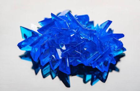 Blaue Kristalle aus gezüchtetem Kupfersulfat.