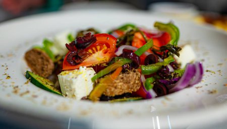 Ensalada griega con verduras, pan y queso feta.