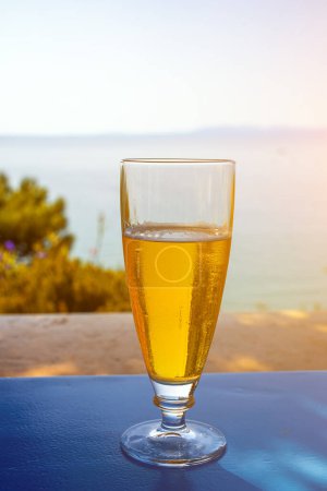 Verre de bière froide sur une table dans un pays chaud pendant les vacances.