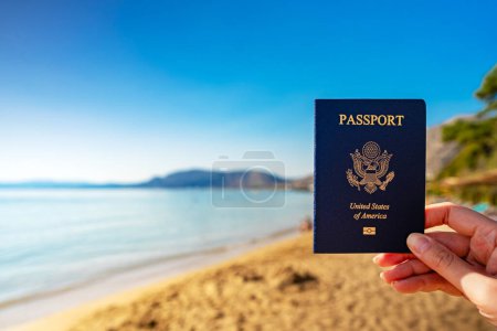 Homme détenteur d'un passeport américain dans le contexte d'un pays tropical.