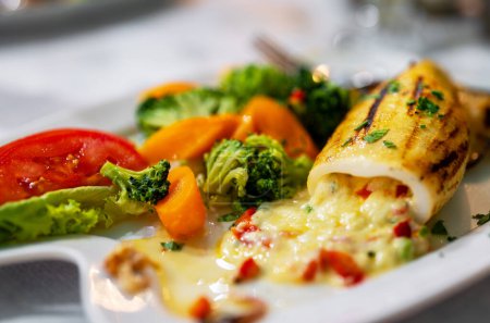 Tintenfisch gefüllt mit Käse und Gemüse.