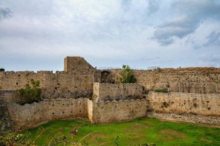 Die majestätischen Mauern der Festung von Rhodos.