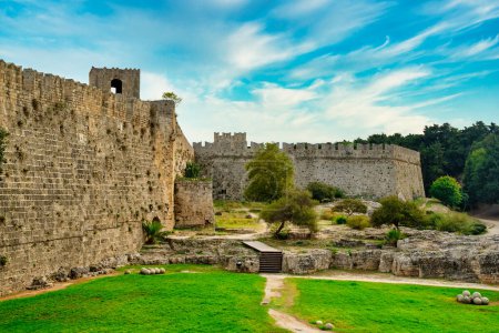 Die majestätischen Mauern der Festung von Rhodos.