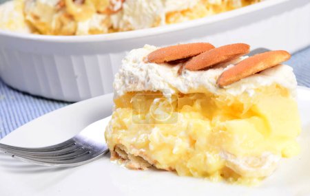 Téléchargez les photos : Gâteau au pudding à la gaufrette à la vanille avec ananas écrasés et crème fouettée - en image libre de droit