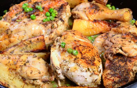 Téléchargez les photos : Vésuve de poulet servi avec des pois et des pommes de terre rôties - en image libre de droit