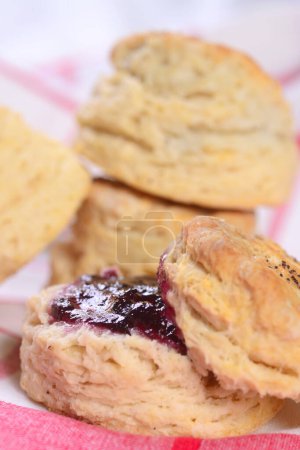 Téléchargez les photos : Un biscuit maison du sud avec des conserves de bleuets avec des biscuits supplémentaires en arrière-plan. - en image libre de droit
