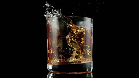 Téléchargez les photos : Verser le whisky dans du verre., fond sombre. - en image libre de droit