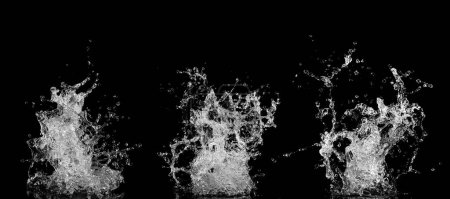 Wasserspritzer sammeln sich isoliert auf schwarzem Hintergrund. Gefrierbewegung explodierenden Wassers in der Luft.