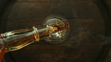 Téléchargez les photos : Pouring cognac into the glass, macro shot. Freeze motion in detail. - en image libre de droit