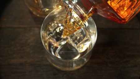 Foto de Pouring whisky into the glass, macro shot. Freeze motion in detail. - Imagen libre de derechos