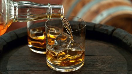 Foto de Pouring whisky into the glass, macro shot. Freeze motion in detail. - Imagen libre de derechos