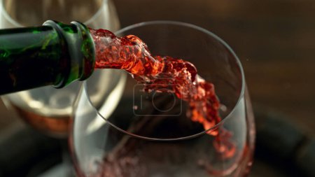 Téléchargez les photos : Pouring red wine into the glass, macro shot. Freeze motion in detail. - en image libre de droit