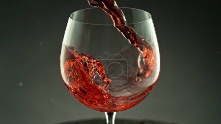Téléchargez les photos : Pouring red wine into the glass, macro shot. Freeze motion in detail. - en image libre de droit