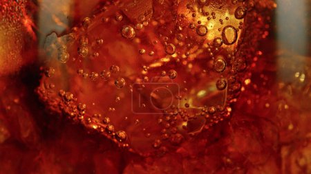 Téléchargez les photos : Detail of cola with ice cubes in glass. Extreme closeup, fresh beverages background. - en image libre de droit