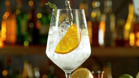 Téléchargez les photos : Preparation of cocktail drins on bar. Beverages background. - en image libre de droit