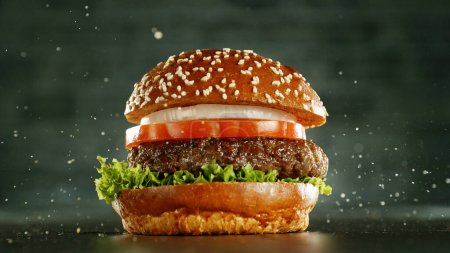 Foto de Deliciosa hamburguesa fresca con queso y fondo gris antiguo. Cocina americana fresca. - Imagen libre de derechos