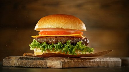 Foto de Deliciosa hamburguesa con queso fresco y fondo de madera vieja. Cocina americana fresca. - Imagen libre de derechos