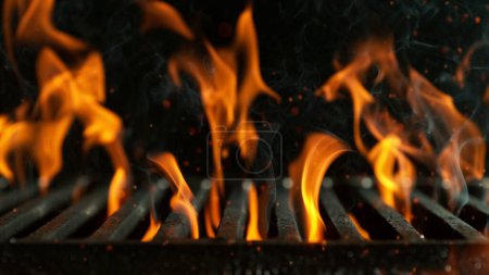 Barbecue Grill avec flammes de feu. Grille de feu vide sur fond noir.