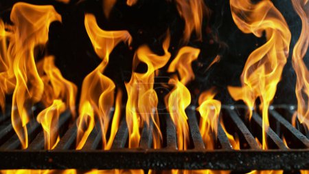 Barbecue Grill avec flammes de feu. Grille de feu vide sur fond noir.