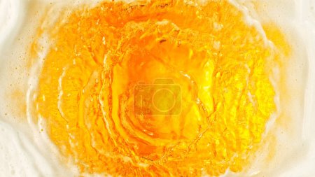 Foto de Detalle de la superficie de las bebidas de cerveza, fondo abstracto de bebida fresca con espuma. - Imagen libre de derechos