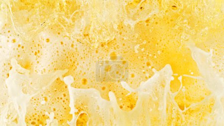 Foto de Detalle de la superficie de las bebidas de cerveza, fondo abstracto de bebida fresca con espuma. - Imagen libre de derechos