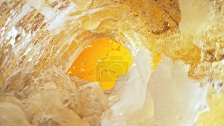 Foto de Textura de superficie de cerveza salpicada, forma de túnel. Fondo abstracto de la bebida, movimiento de congelación. - Imagen libre de derechos