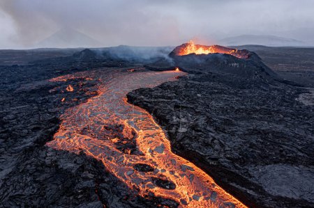 Foto de Vista panorámica aérea de la erupción del volcán, colina Litli-Hrtur, sistema volcánico Fagradalsfjall en Islandia. Península de Reykjanes. Imagen ultra amplia de alta resolución. - Imagen libre de derechos