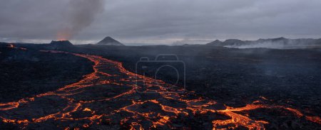Foto de Vista panorámica aérea de la erupción del volcán, colina Litli Hrutur, sistema volcánico Fagradalsfjall en Islandia. Península de Reykjanes. Imagen ultra amplia de alta resolución. - Imagen libre de derechos
