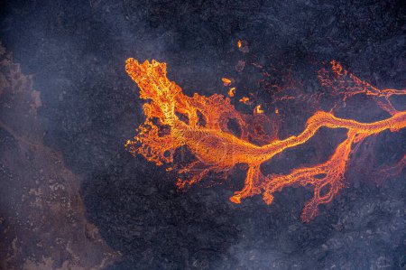 Téléchargez les photos : Vue aérienne de la propagation de lave fondue à partir du volcan. Belles forces naturelles créant un fond abstrait. Litli Hrutur, Fagradalsfjall, Islande juillet 2023. - en image libre de droit