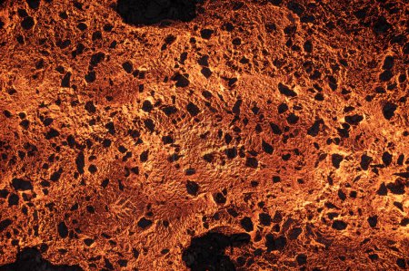 Téléchargez les photos : Vue aérienne de la propagation de lave fondue à partir du volcan. Belles forces naturelles créant un fond abstrait. Litli Hrutur, Fagradalsfjall, Islande juillet 2023. - en image libre de droit