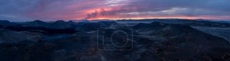 Téléchargez les photos : Vue aérienne panoramique de l'éruption volcanique, Litli Hrutur Hill, système de volcan Fagradalsfjall en Islande. Péninsule de Reykjanes. Image ultra large haute résolution. - en image libre de droit