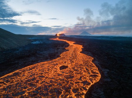 Foto de Vista panorámica aérea de la erupción del volcán, colina Litli Hrutur, sistema volcánico Fagradalsfjall en Islandia. Península de Reykjanes. Imagen ultra amplia de alta resolución. - Imagen libre de derechos