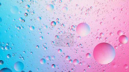 Téléchargez les photos : Huile de fond colorée abstraite dans la mousse de surface de l'eau de savon avec des bulles. Plan macro gros plan, vue de dessus. - en image libre de droit