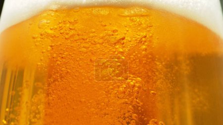 Téléchargez les photos : Détail de Verser de la bière dans du verre, Gros plan. Résumé Boissons Contexte. - en image libre de droit