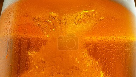 Foto de Detalle de Verter cerveza en un vaso, primer plano. Bebidas abstractas Fondo. - Imagen libre de derechos