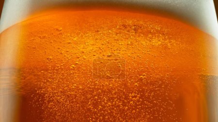 Téléchargez les photos : Détail de Verser de la bière dans du verre, Gros plan. Résumé Boissons Contexte. - en image libre de droit
