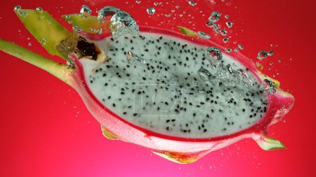 Foto de Fruta fresca del dragón bajo el agua, aislada sobre fondo coloreado. - Imagen libre de derechos
