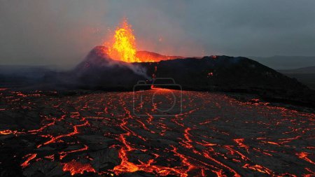 Isländischer Vulkan beim Ausbruch 2023. Detail eines aktiven Kraters mit schmelzender Lava.