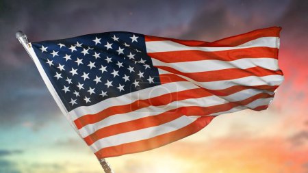 Foto de American Flag Waving Against Sunset Sky (en inglés). Símbolo de EE.UU. con fondo dramático. - Imagen libre de derechos
